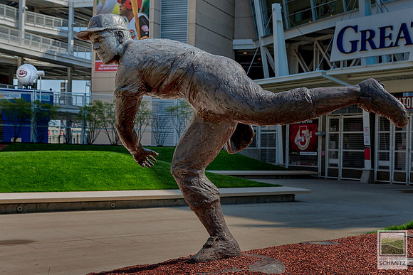 Pitcher in front of the Great american Ball Park - © 2012 Jean-François Schmitz